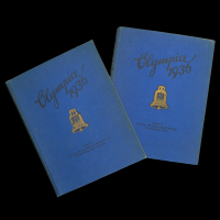 Zwei Bücher mit blauem Einband und dem Titel 'Olympia 1936' liegen nebeneinander.