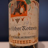 Auf der Banderole einer Weinflasche kann man 'Französischer Rotwein' lesen, zusammen mit einer handschriftlichen Notiz: 'Oktober 1942'.