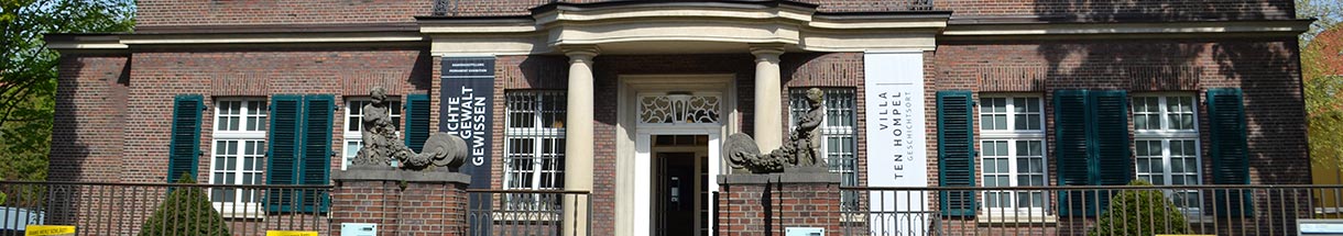 Exterior view with entrance door of Villa ten Hompel
