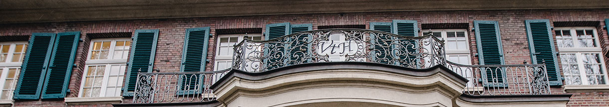 Raam voor en balkon met sierlijke reling