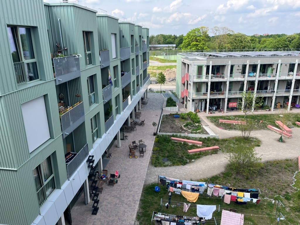 Zwei Gebäude mit Innenhof