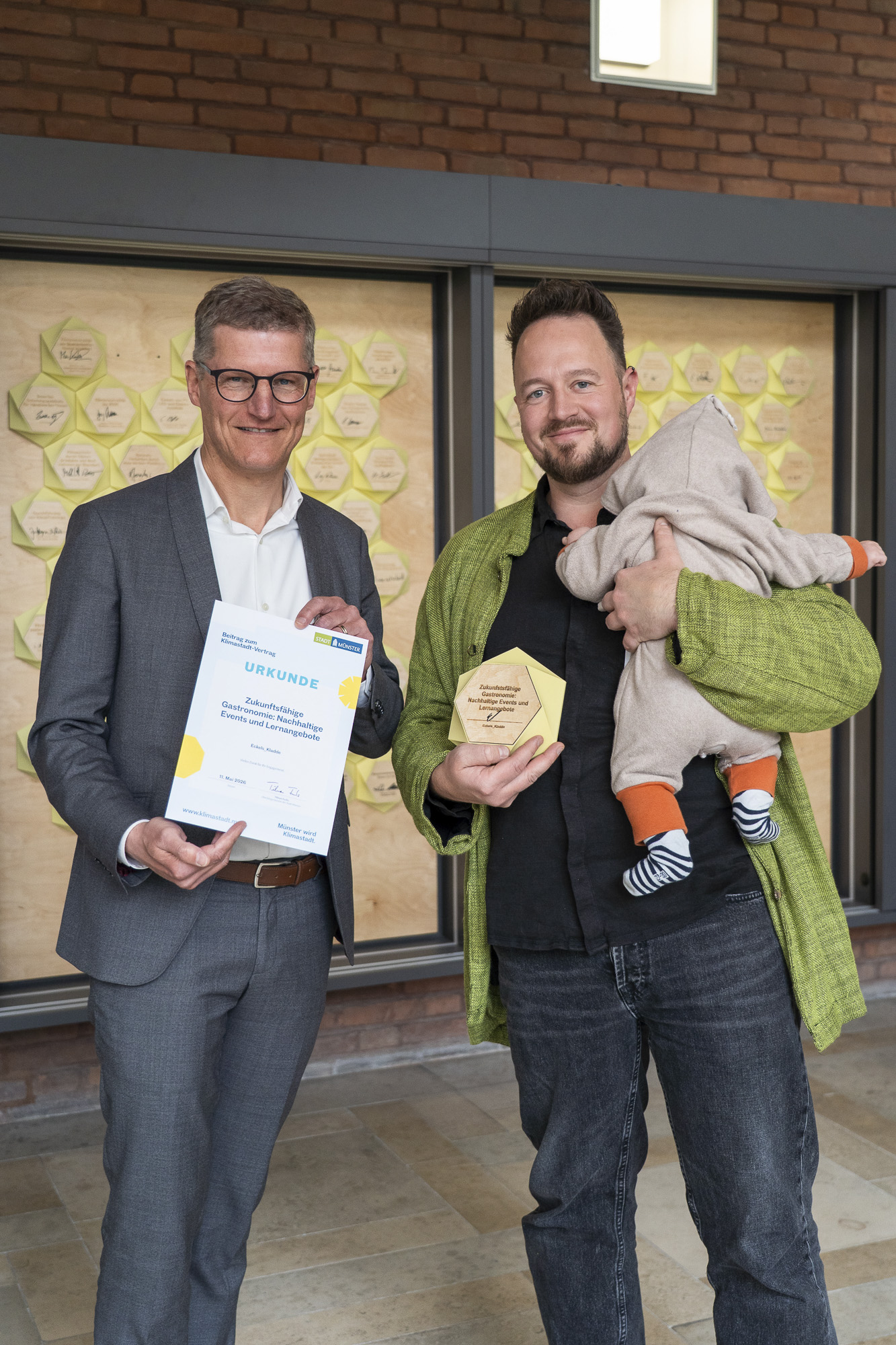 Münsters Oberbürgermeister Tilman Fuchs überreicht eine Urkunde.