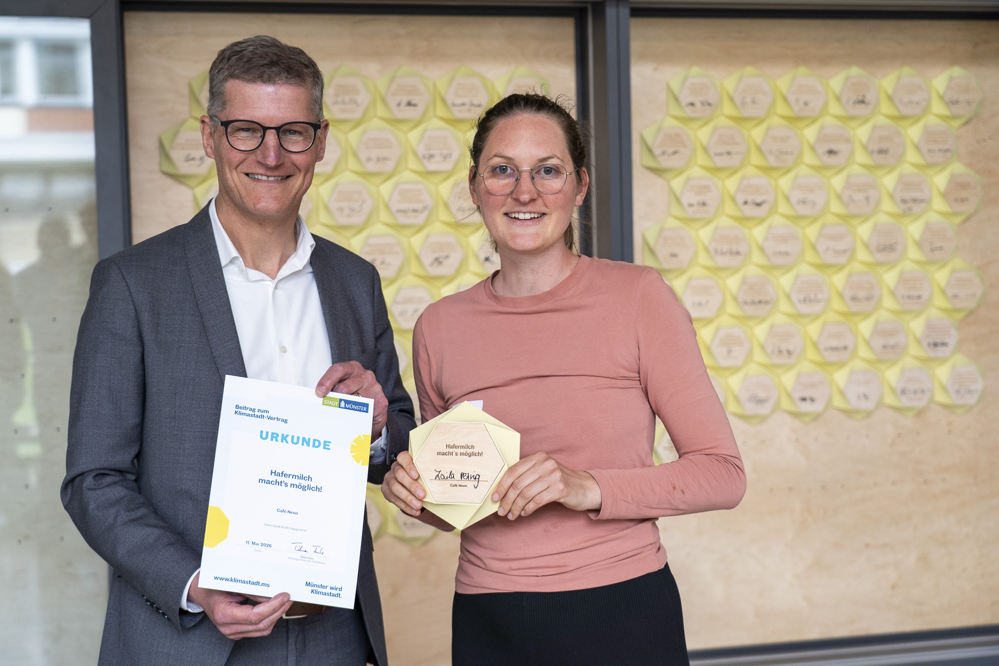 Münsters Oberbürgermeister Tilman Fuchs überreicht eine Urkunde.