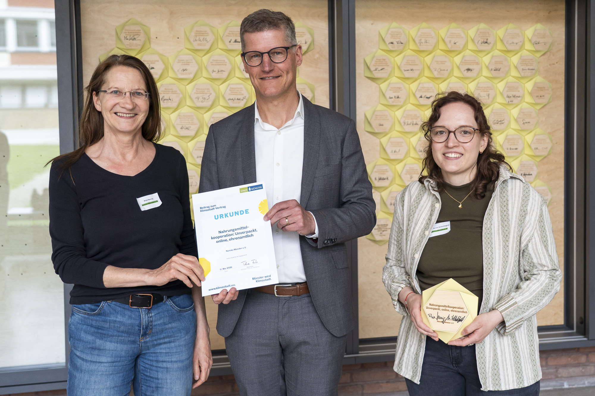 Münsters Oberbürgermeister Tilman Fuchs überreicht eine Urkunde.