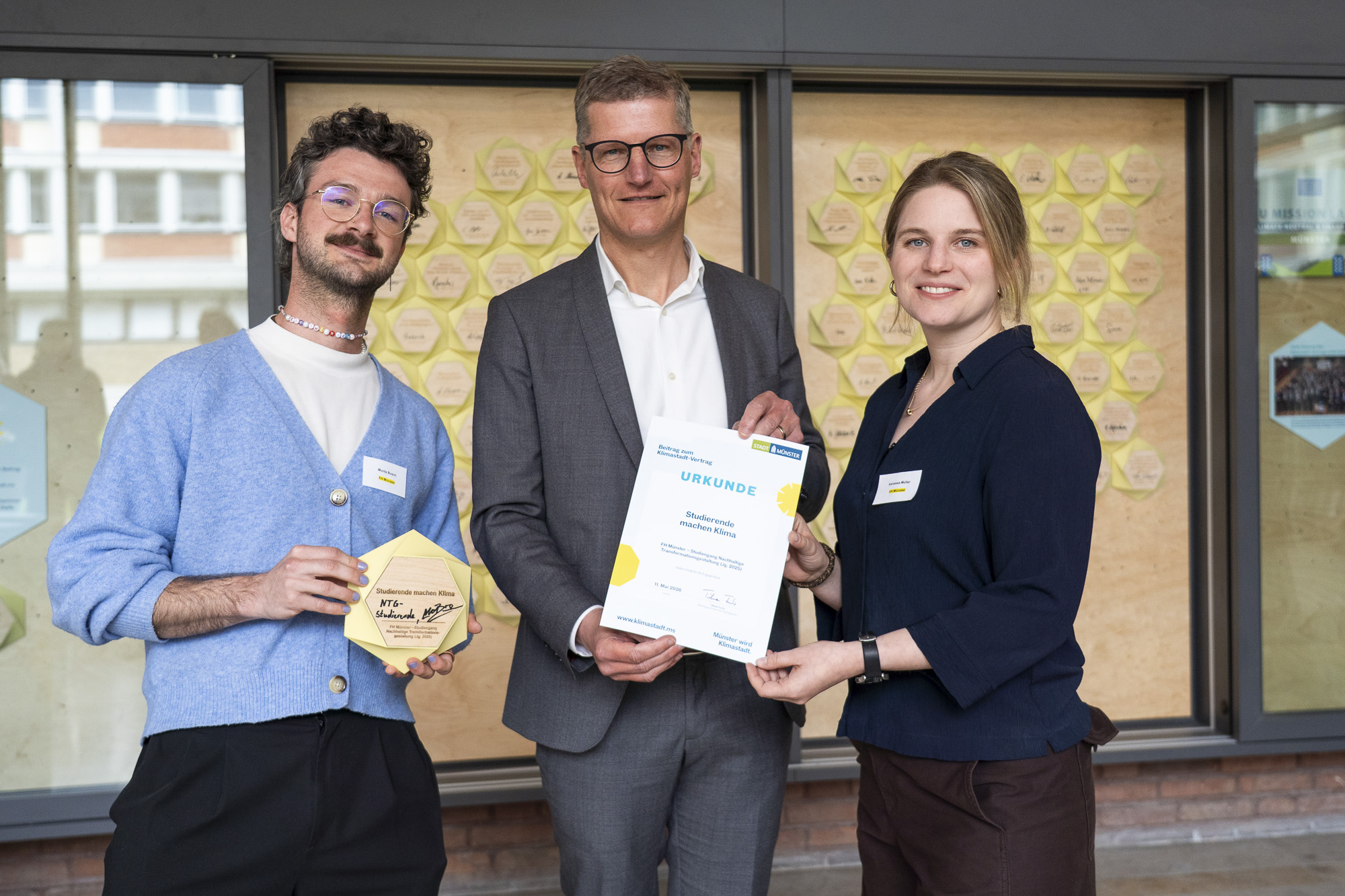 Münsters Oberbürgermeister Tilman Fuchs überreicht eine Urkunde.