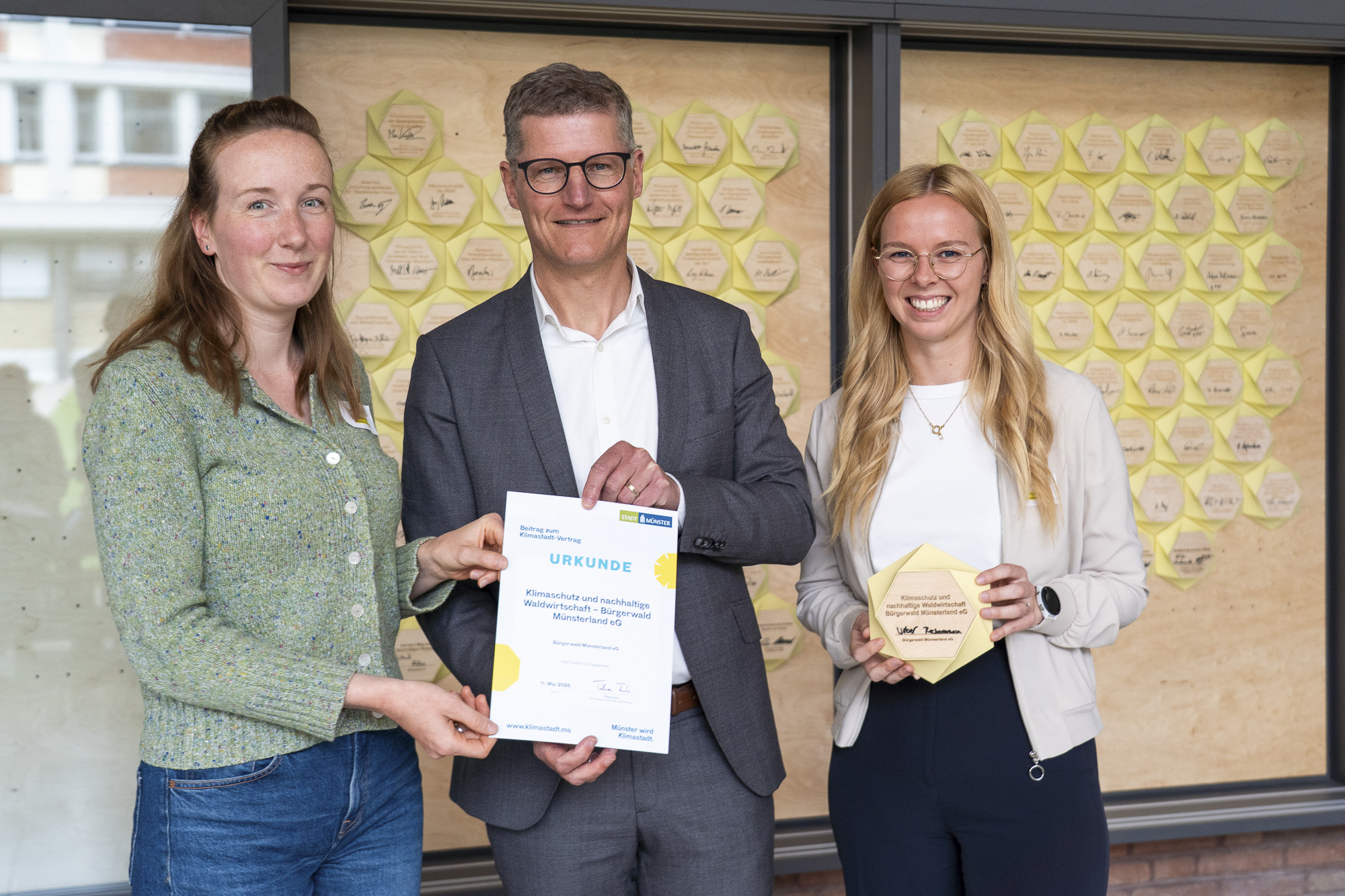 Münsters Oberbürgermeister Tilman Fuchs überreicht eine Urkunde.