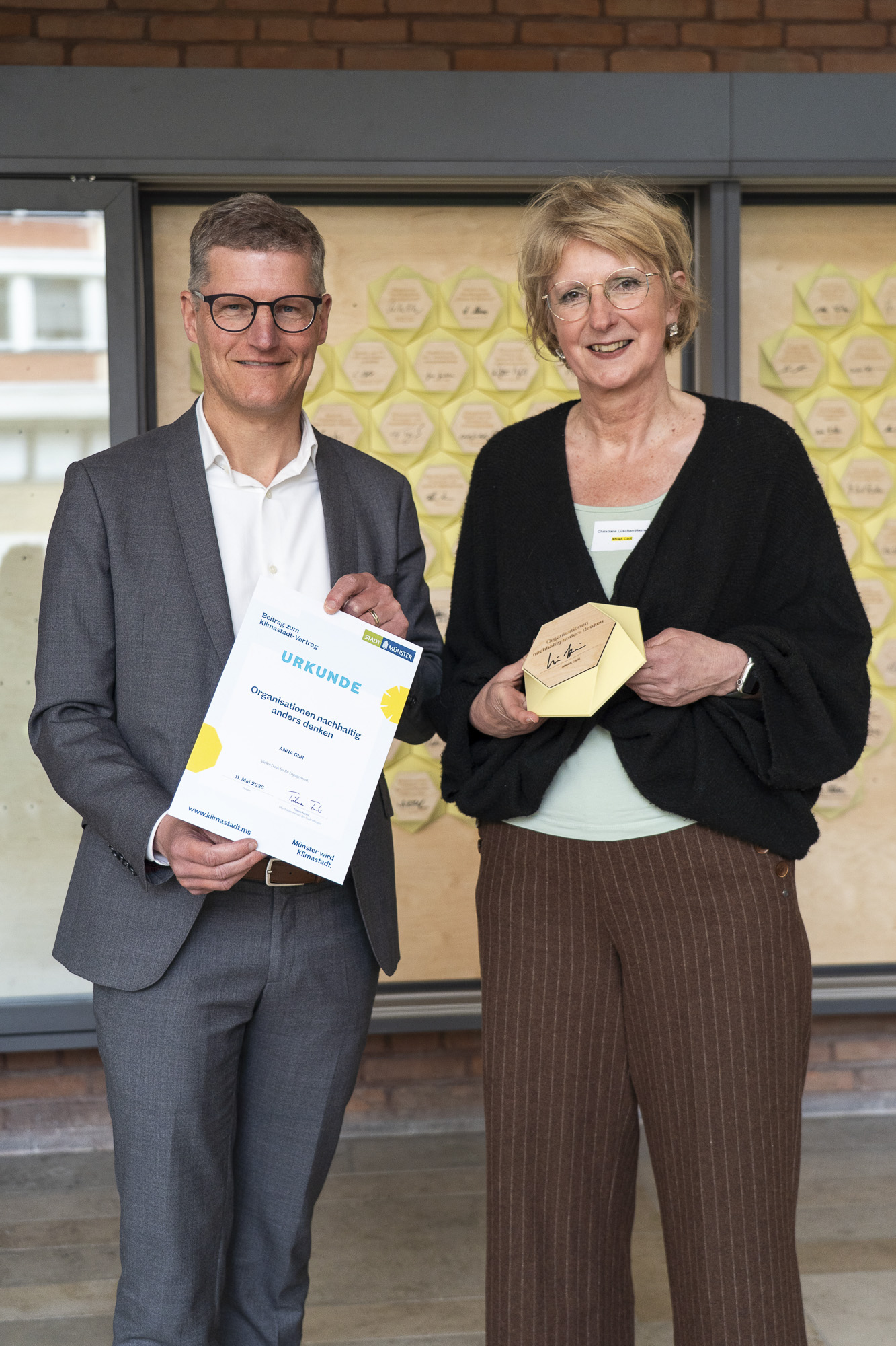 Münsters Oberbürgermeister Tilman Fuchs überreicht eine Urkunde.