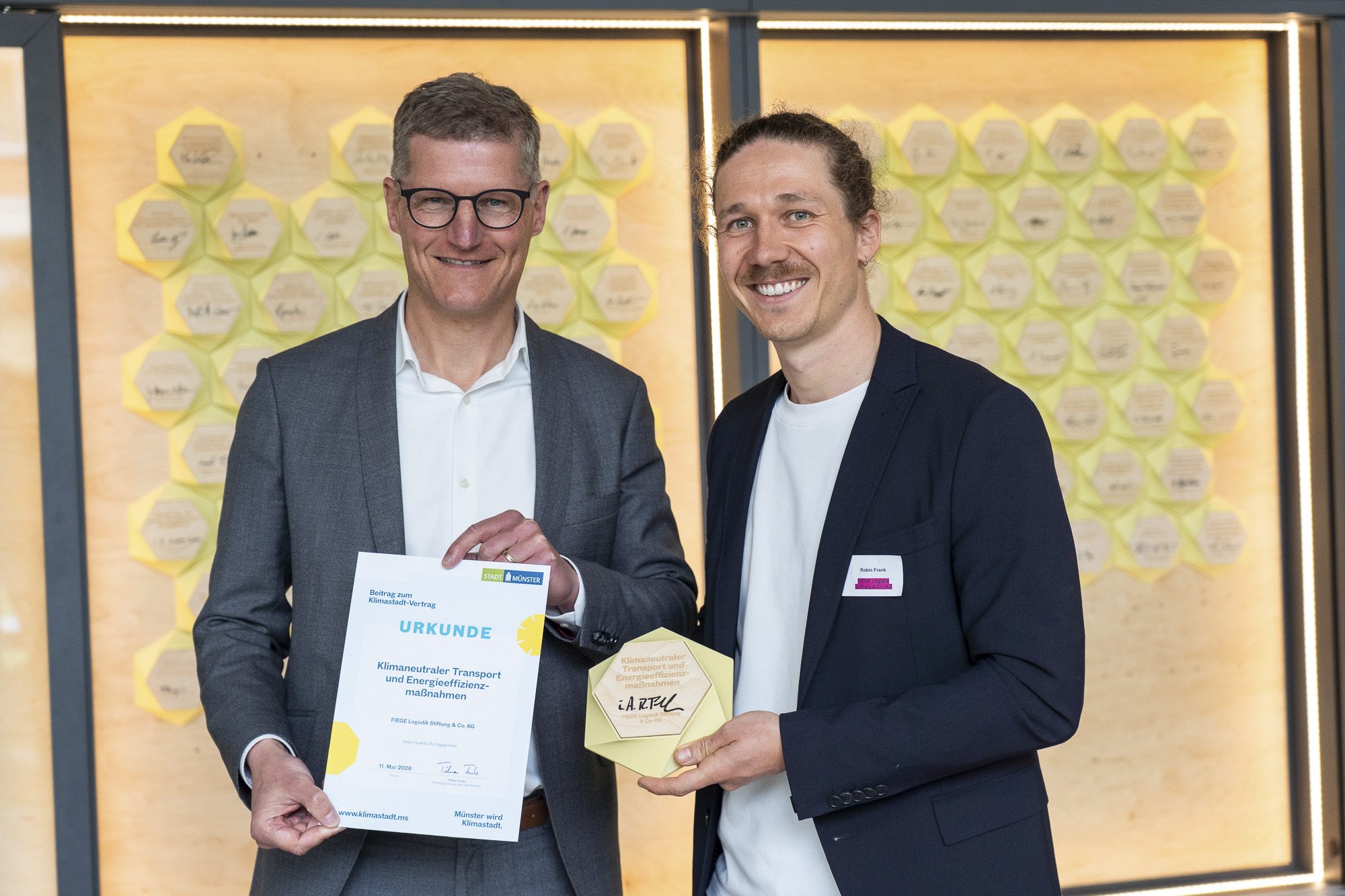 Münsters Oberbürgermeister Tilman Fuchs überreicht eine Urkunde.