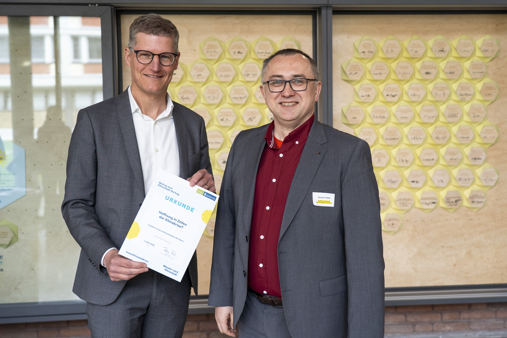 Münsters Oberbürgermeister Tilman Fuchs überreicht eine Urkunde.