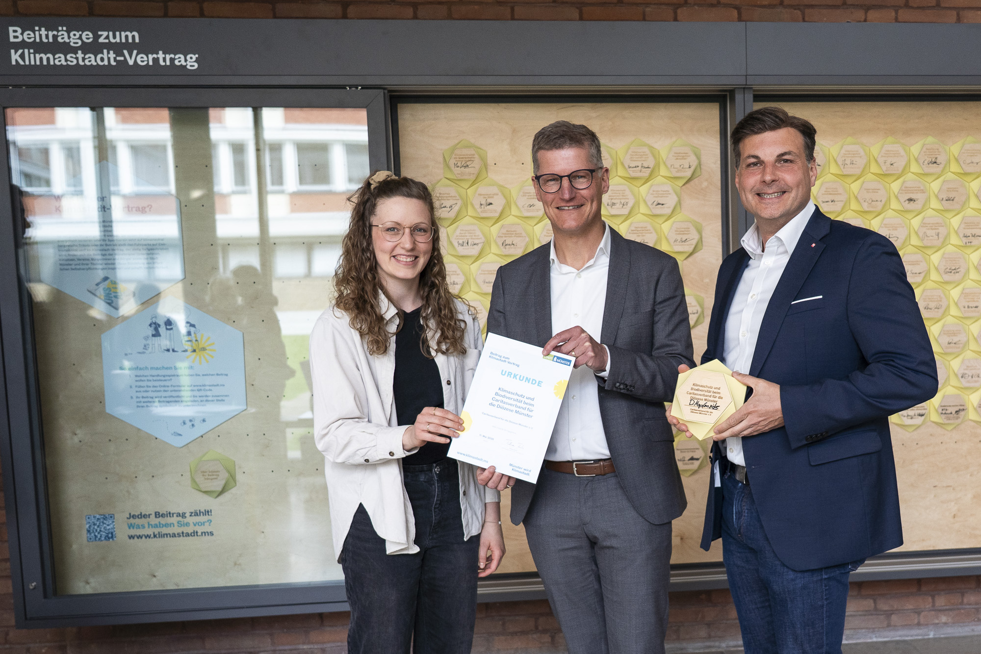 Münsters Oberbürgermeister Tilman Fuchs überreicht eine Urkunde.