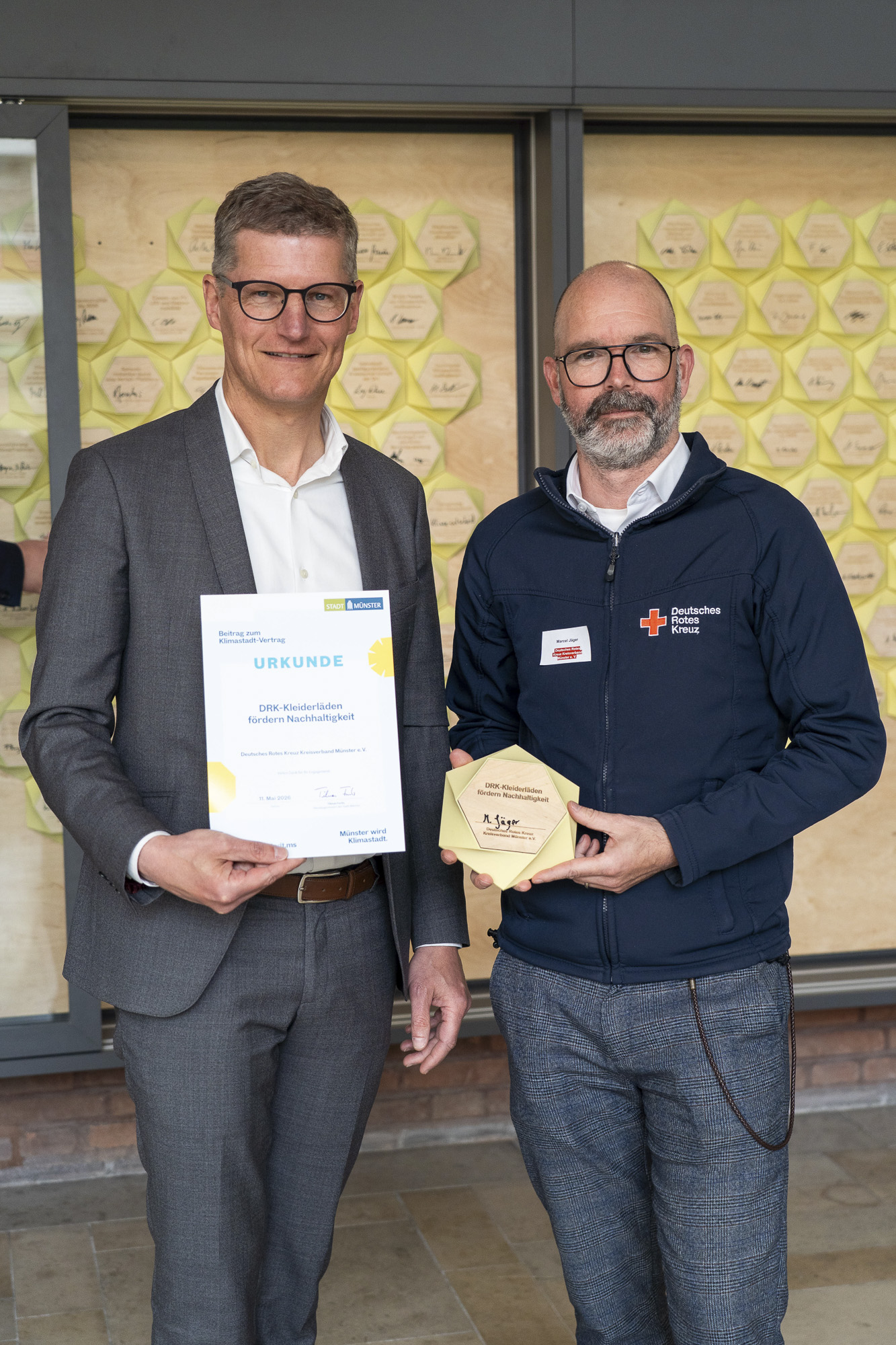 Münsters Oberbürgermeister Tilman Fuchs überreicht eine Urkunde.