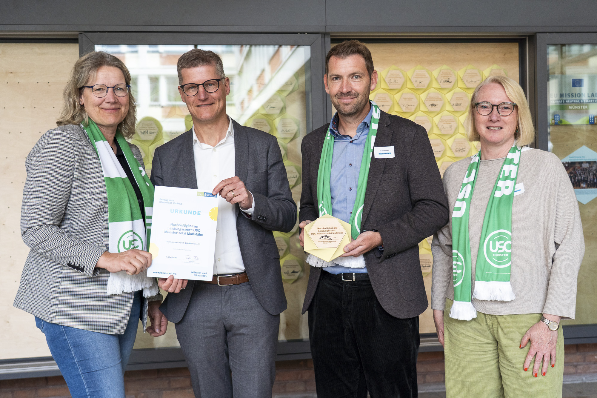 Münsters Oberbürgermeister Tilman Fuchs überreicht eine Urkunde.