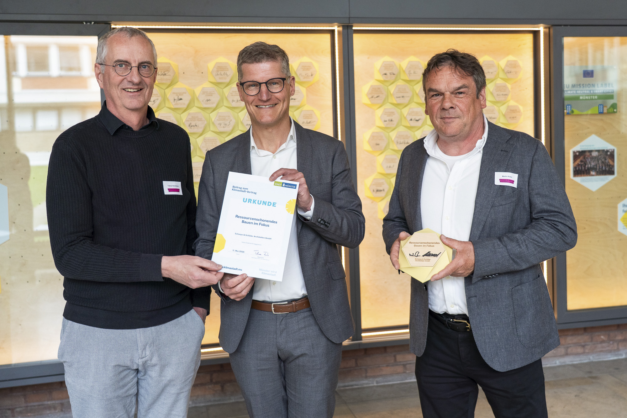 Münsters Oberbürgermeister Tilman Fuchs überreicht eine Urkunde.