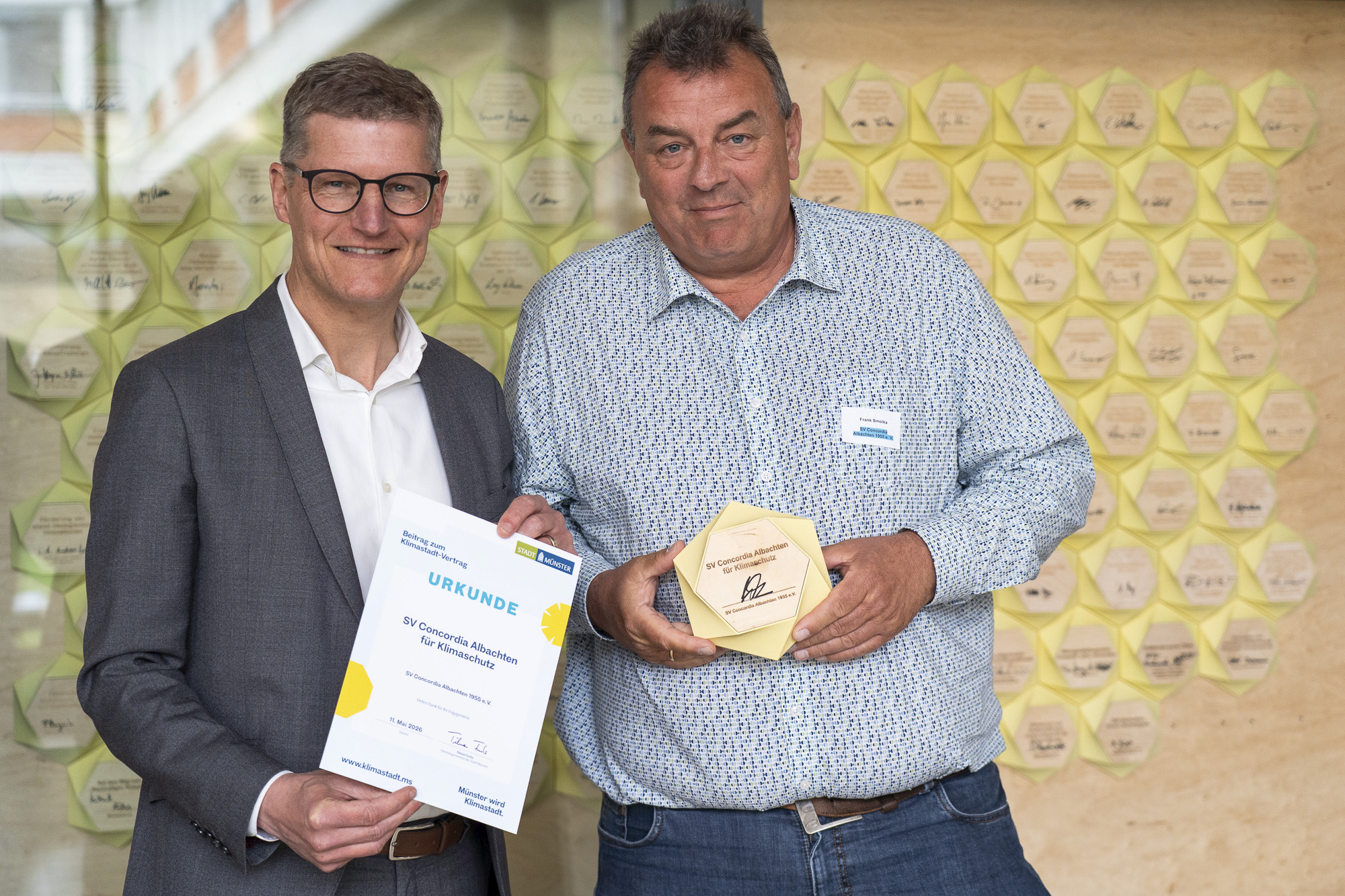 Münsters Oberbürgermeister Tilman Fuchs überreicht eine Urkunde.