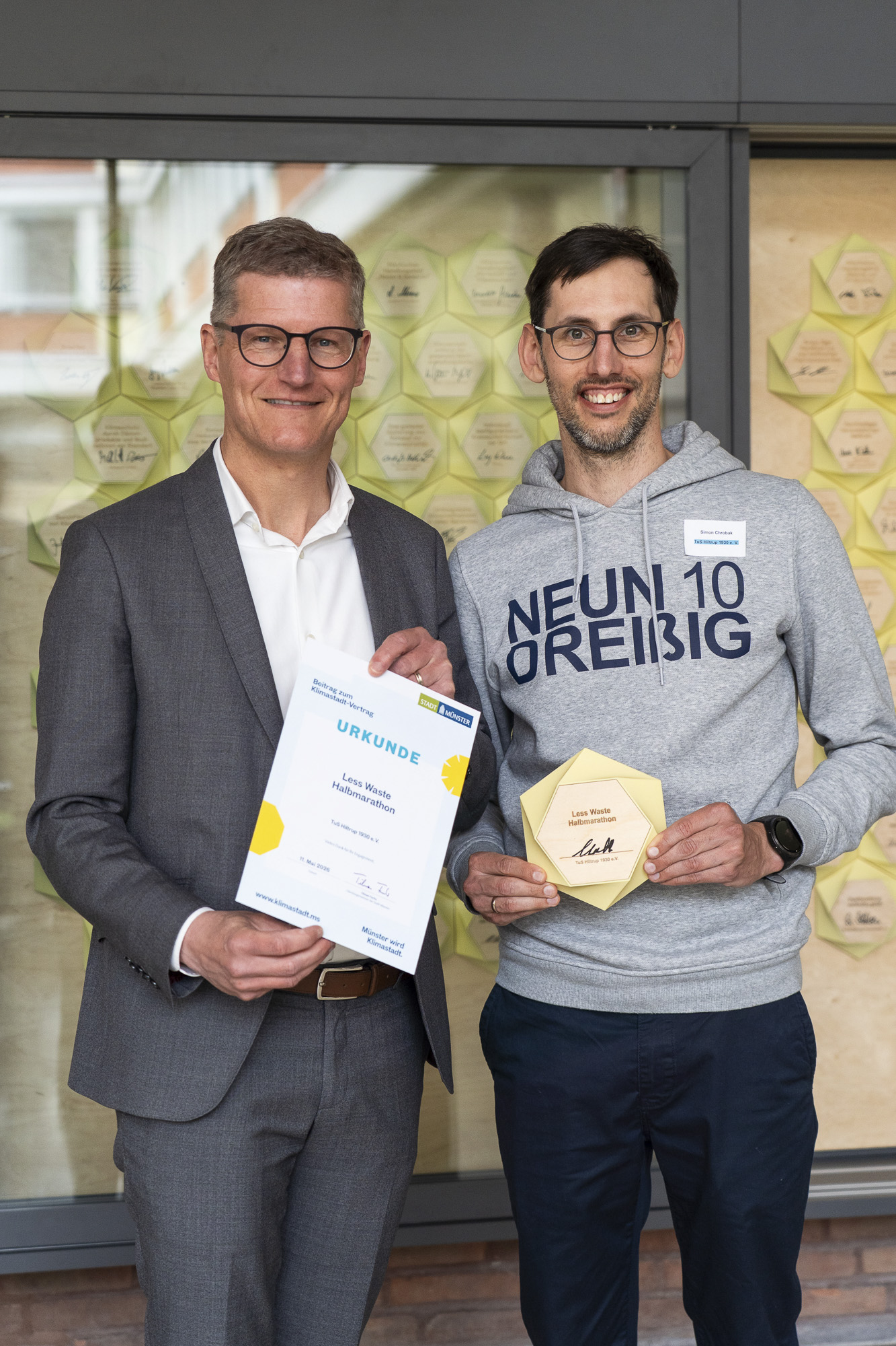 Münsters Oberbürgermeister Tilman Fuchs überreicht eine Urkunde.