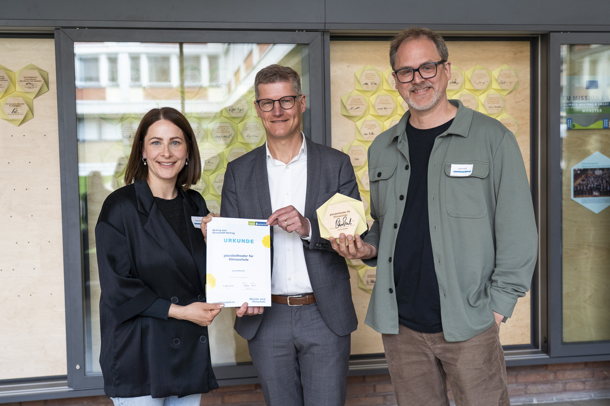 Münsters Oberbürgermeister Tilman Fuchs überreicht eine Urkunde.