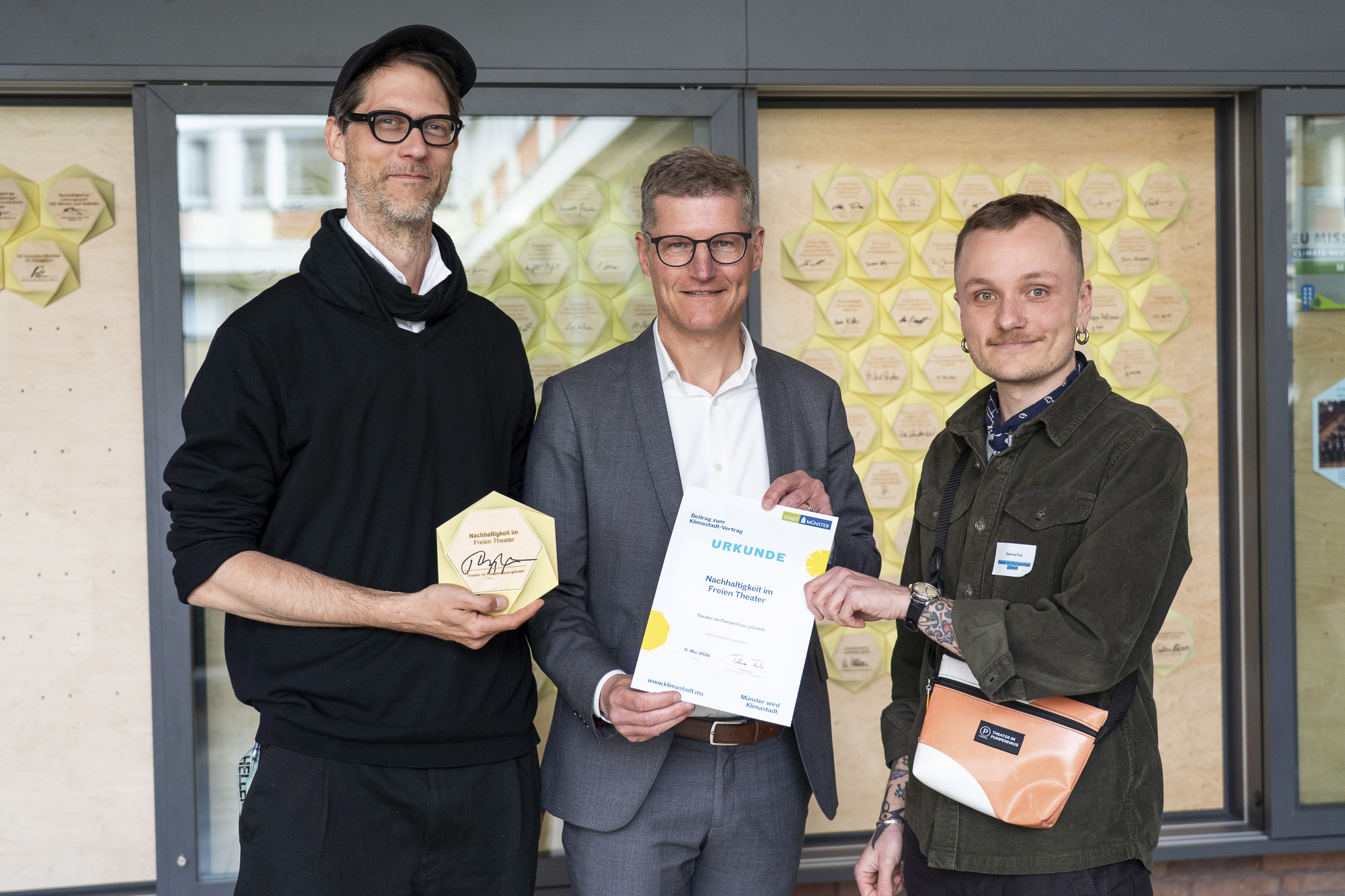 Münsters Oberbürgermeister Tilman Fuchs überreicht eine Urkunde.