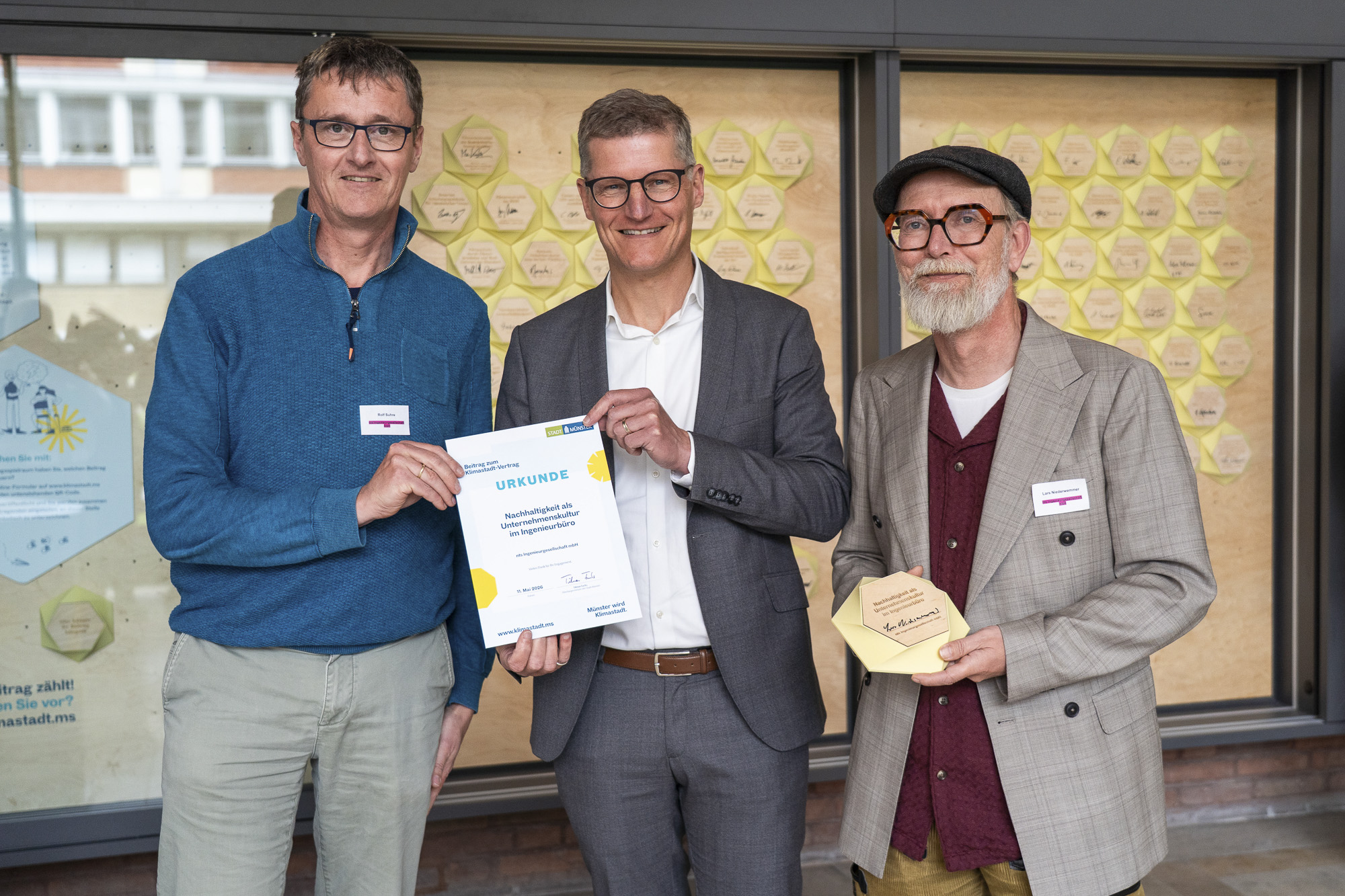 Münsters Oberbürgermeister Tilman Fuchs überreicht eine Urkunde.