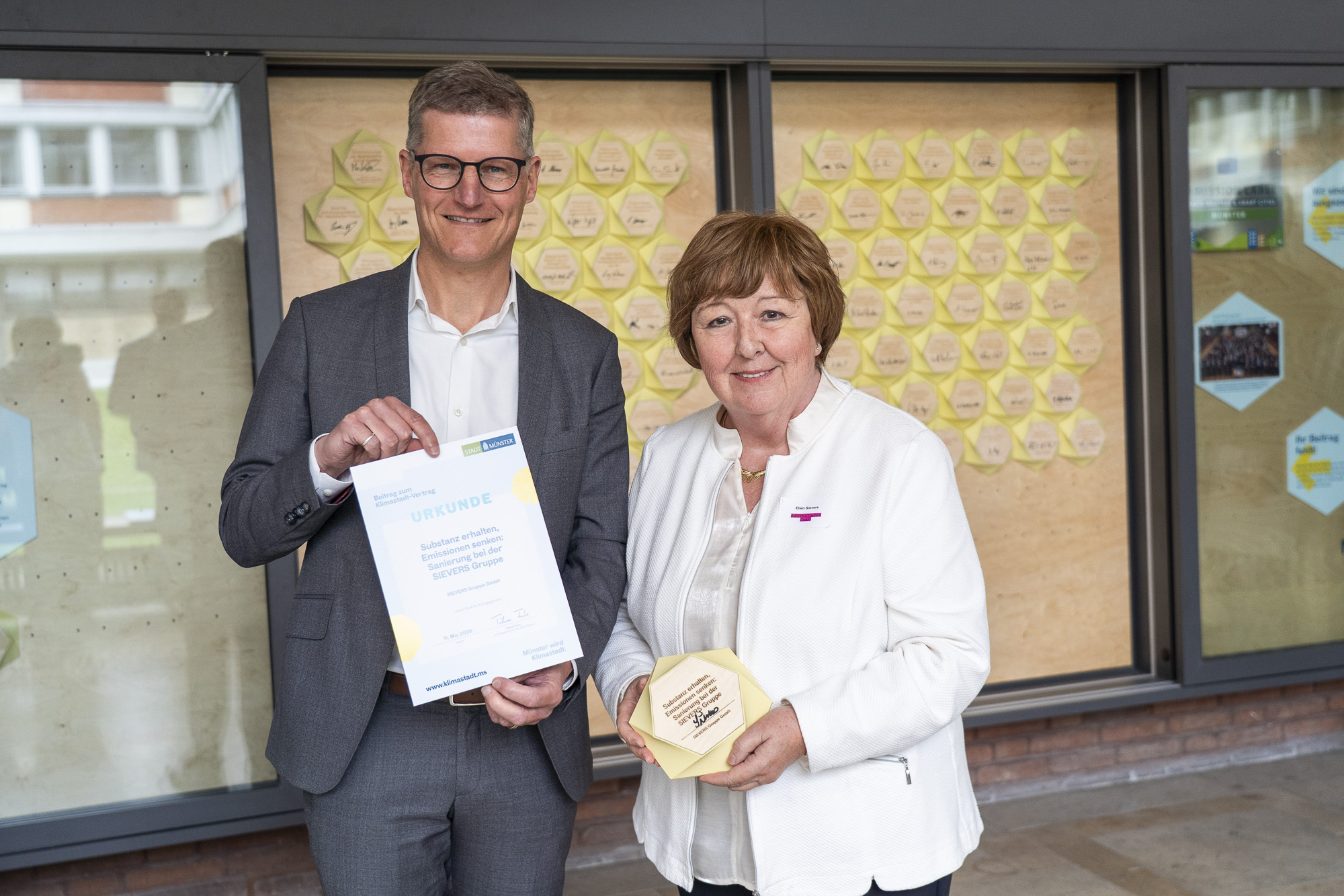 Münsters Oberbürgermeister Tilman Fuchs überreicht eine Urkunde.