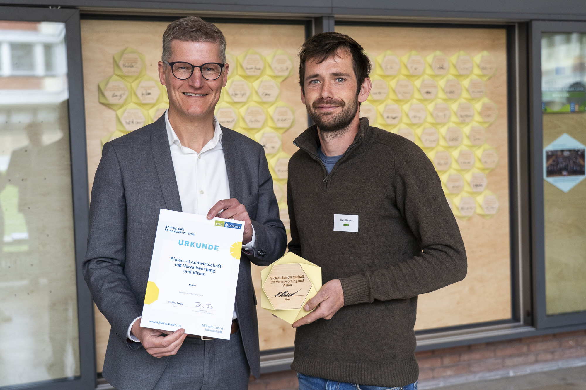 Münsters Oberbürgermeister Tilman Fuchs überreicht eine Urkunde.