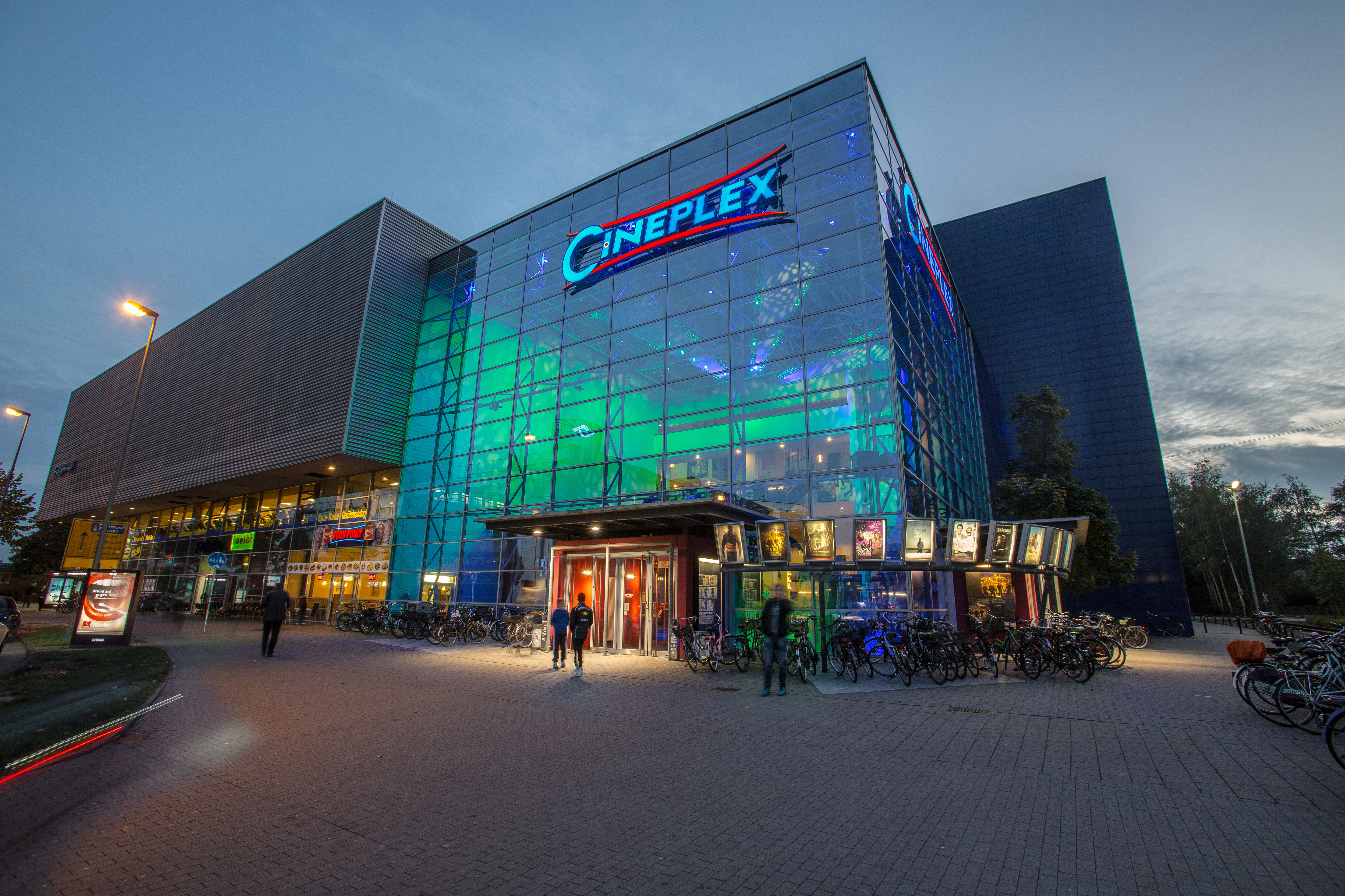 Ein Foto von einem Cineplex-Kino-Gebäude von außen