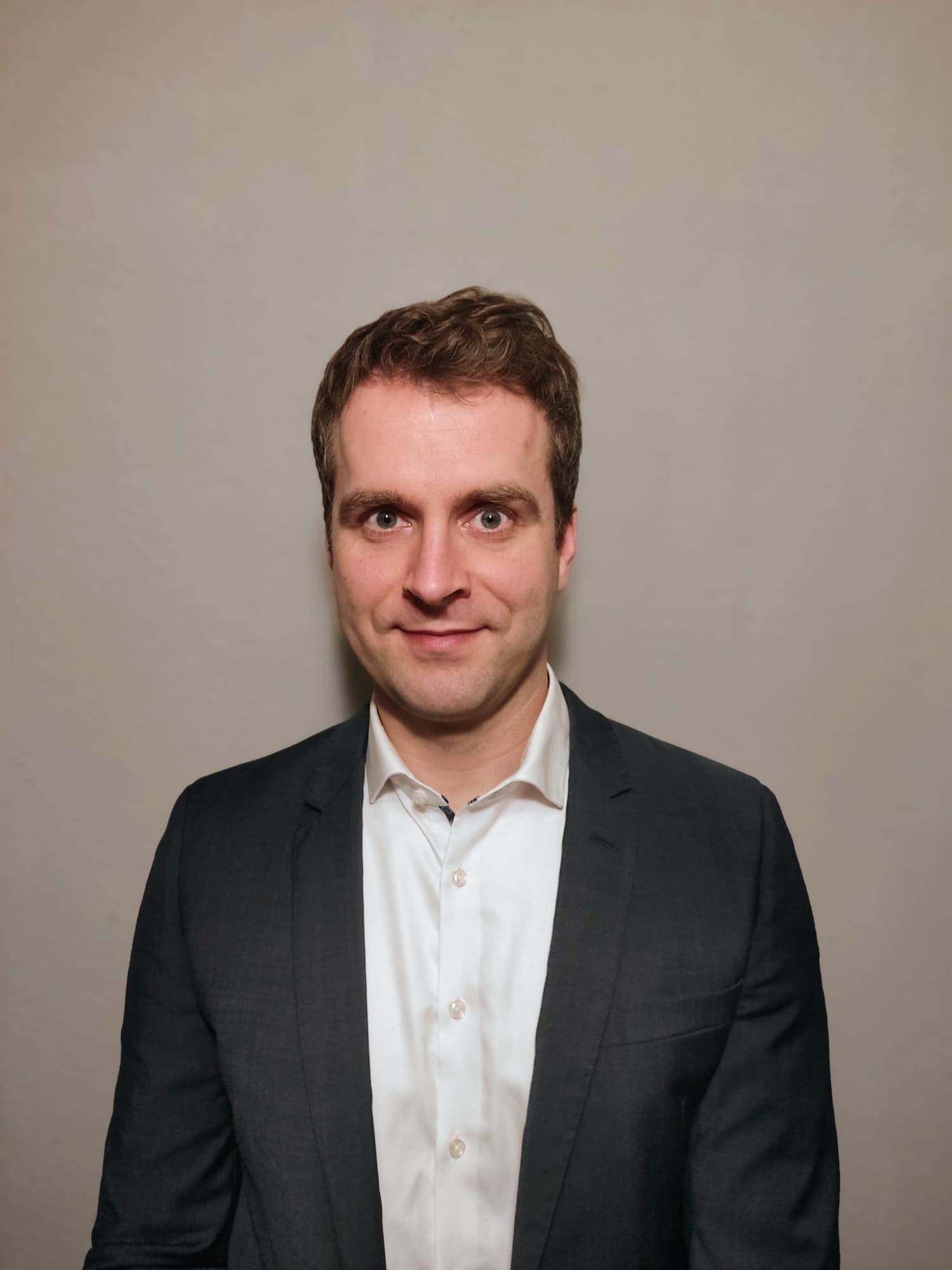 Porträt eines Mannes im Hemd und Sakko