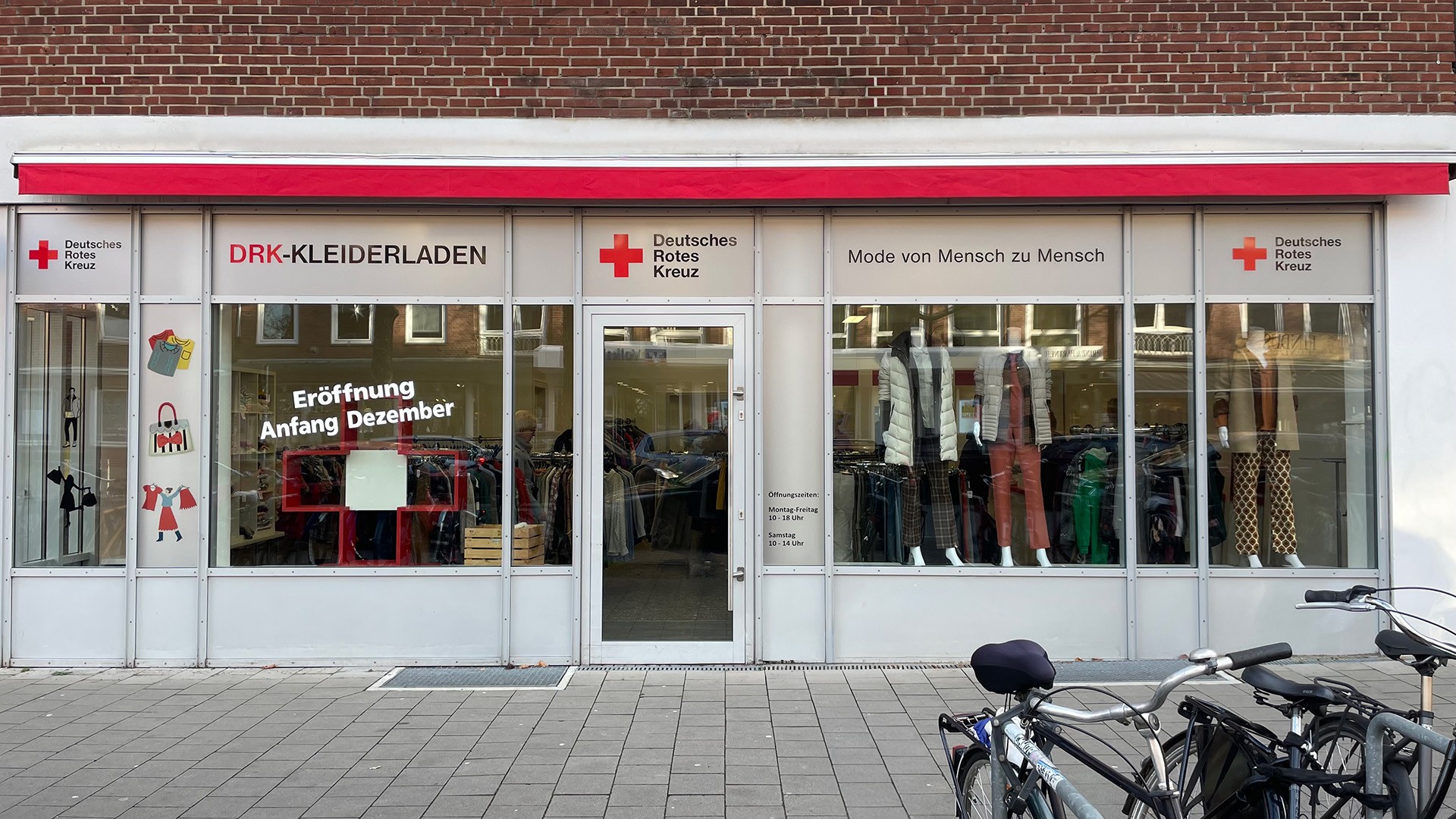 Ein Foto eines DRK-Klamottenladens von außen