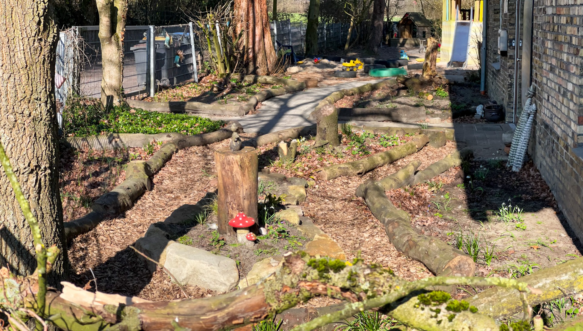 Ein Foto von einem Vorgarten