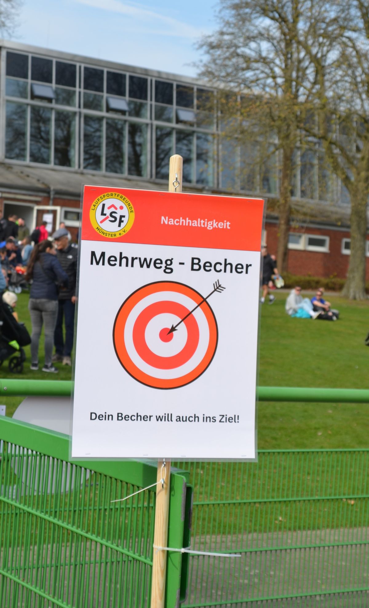 Bild von einem Schild, das zur Rückgabe von Getränkebechern aufruft.