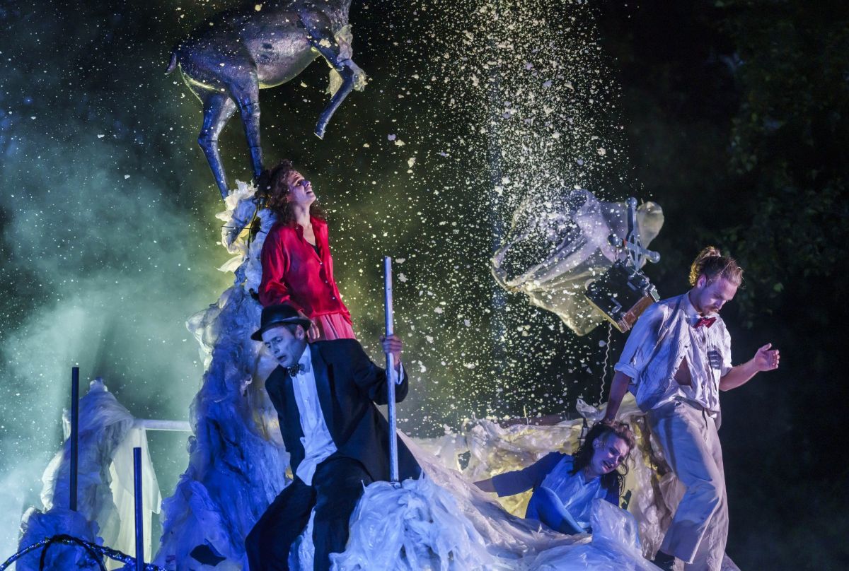 Bei der Theateraufführung des Theaters Titanick in Münster stehen zwei Frauen und zwei Männer auf einer Bühne.
