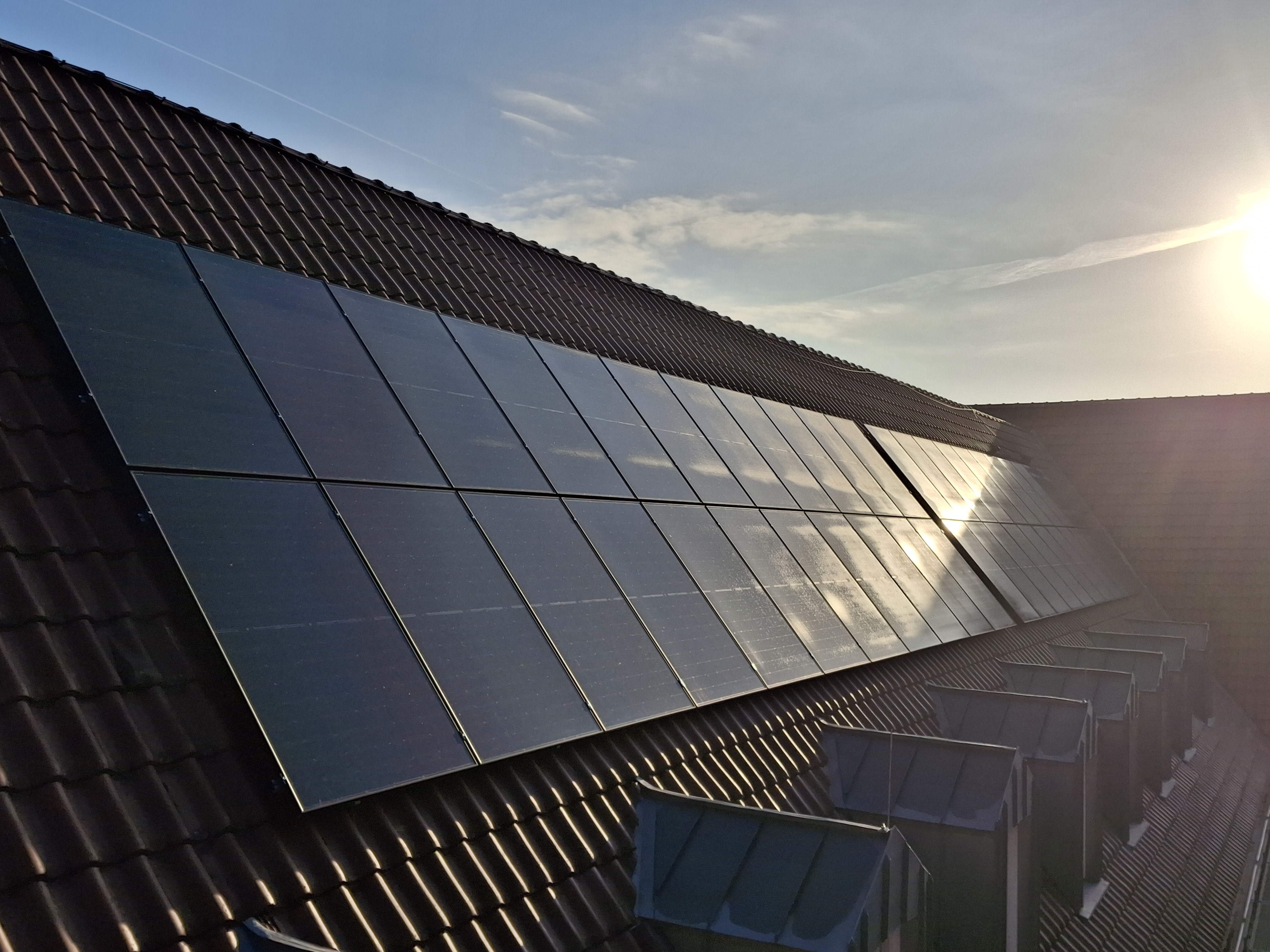 Ein Dach mit Solarpanelen