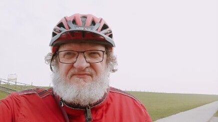 Ein Foto von einem Mann mit Fahrradhelm