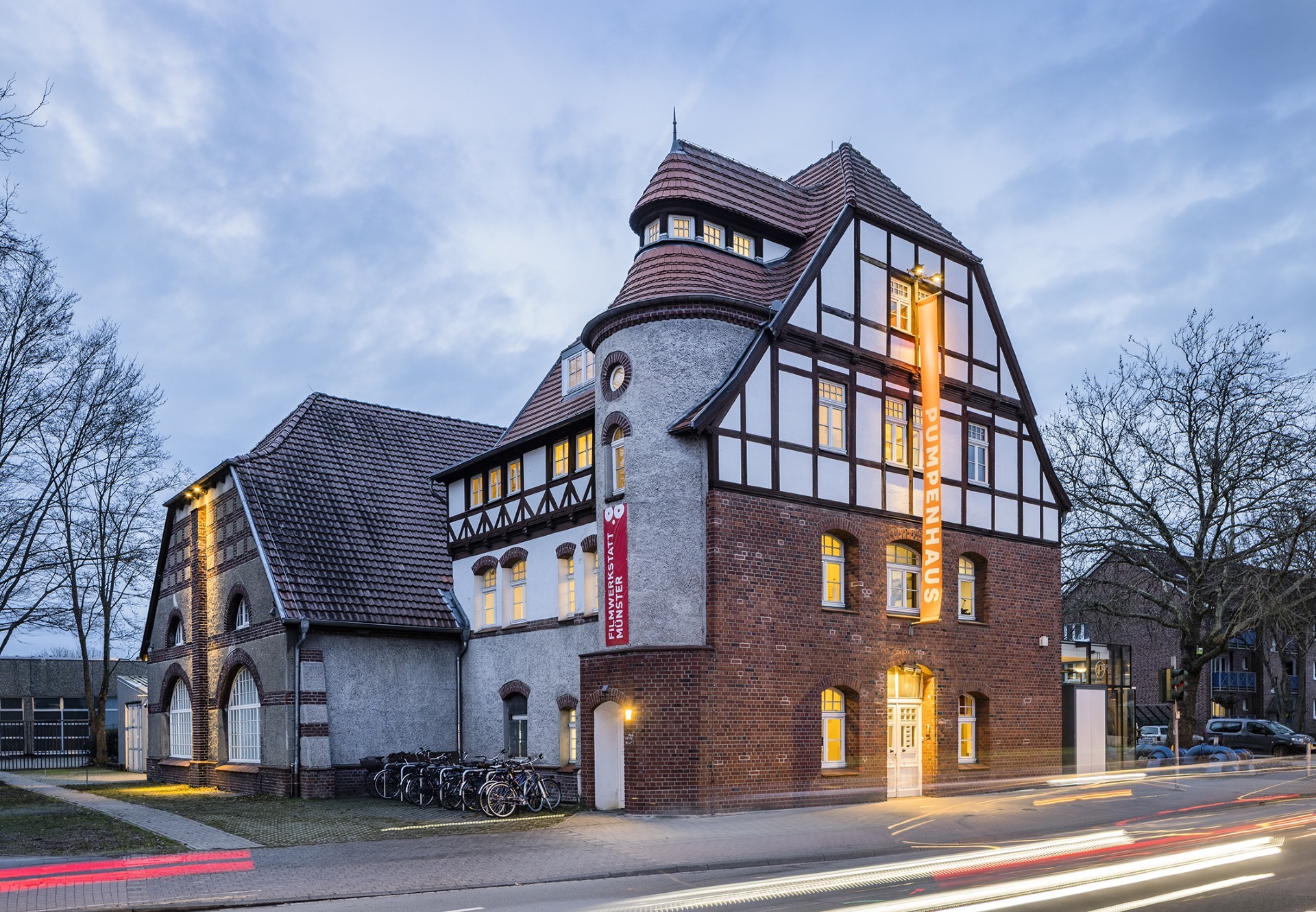 Ein Foto von einem Haus mit Fachwerkwand und angrenzender Scheune