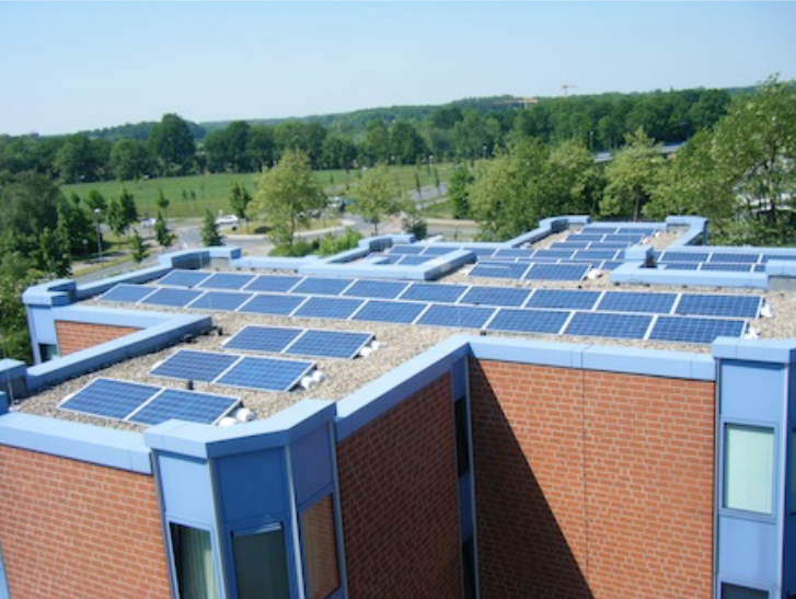 Ein Foto eines Gebäudedachs mit Solarzellen