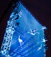Szenenbild aus "As the world tipped" des Wired Aerial Theatre"