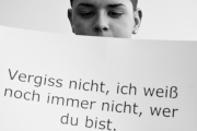 Schriftzug "Vergiss nicht, ich weiß noch immer nicht, wer du bist"