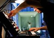 Thomas Lehn am Analog-Sythesizer