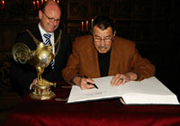 Oberbürgermeister Markus Lewe empfing am 24.11.2010 Günter Grass im Rathaus. Der Literatur-Nobelpreisträger trug sich in das Goldene Buch ein. | Foto: Presseamt Münster