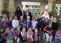 Markus Lewe hat viele Patenkinder. Denn wenn eine Familie das vierte Kind bekommt, übernimmt nach alter Tradition Münsters Oberbürgermeister die Ehrenpatenschaft. Am 11.12.2011 lud der 'Patenonkel' zum Adventsfrühstück ein. | Foto: Presseamt Münster