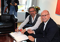 Henning Wehland ist jetzt Praktikant bei Münsters Oberbürgermeister Markus Lewe - Foto: Presseamt Münster Henning Wehland und Oberbürgermeister Markus Lewe