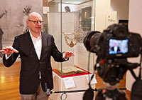 OB Markus Lewe vor der Kamera im Stadtmuseum