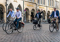 Oberbürgermeister Markus Lewe fährt mit dem Fahrrad über den Prinzipalmarkt