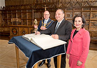 Mauricio Arturo Bueso Chinchilla, OB Markus Lewe und Irene Janssen im Friedenssaal