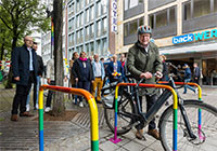 Oberbürgermeister Markus Lewe an einem der Regenbogen-Fahrradbügel