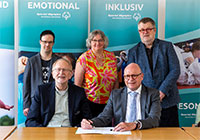 Fünf Personen bei der Unterschrift der Rahmenvereinbarung