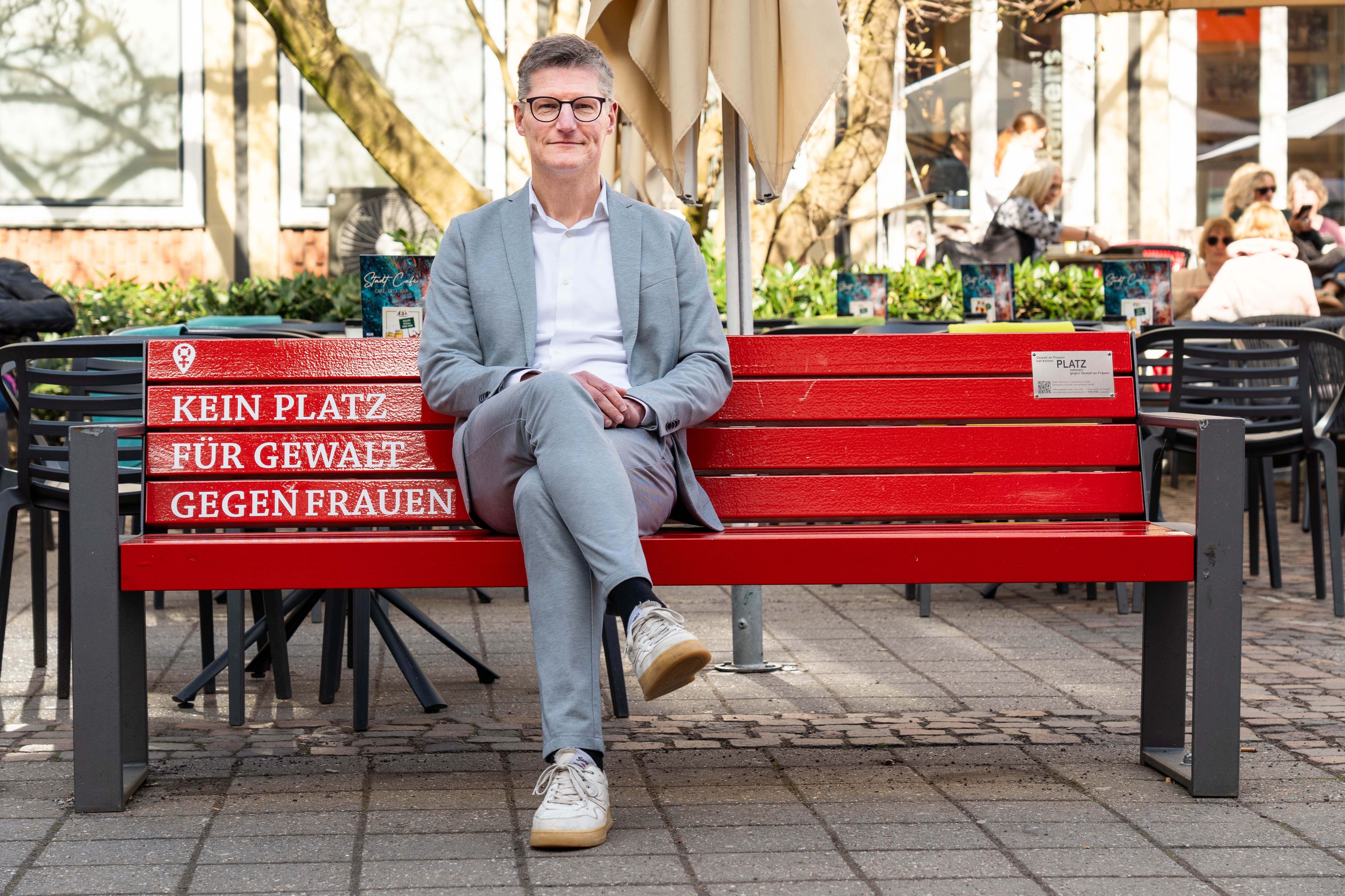Oberbürgermeister Tilman Fuchs sitzt auf der roten Bank