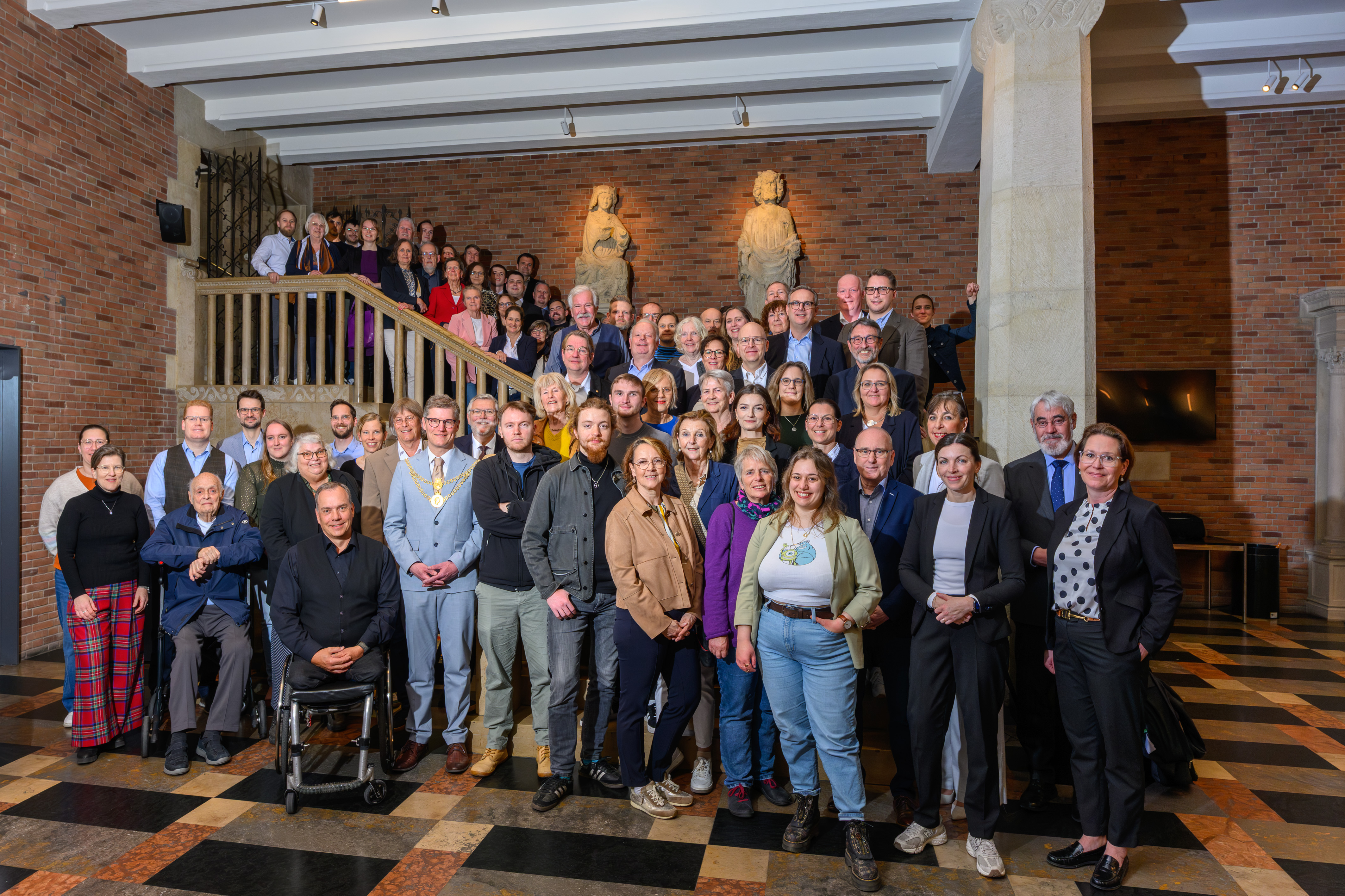 Oberbürgermeister Tilman Fuchs mit den Vertreterinnen und Vertretern der Bezirksvertretungen