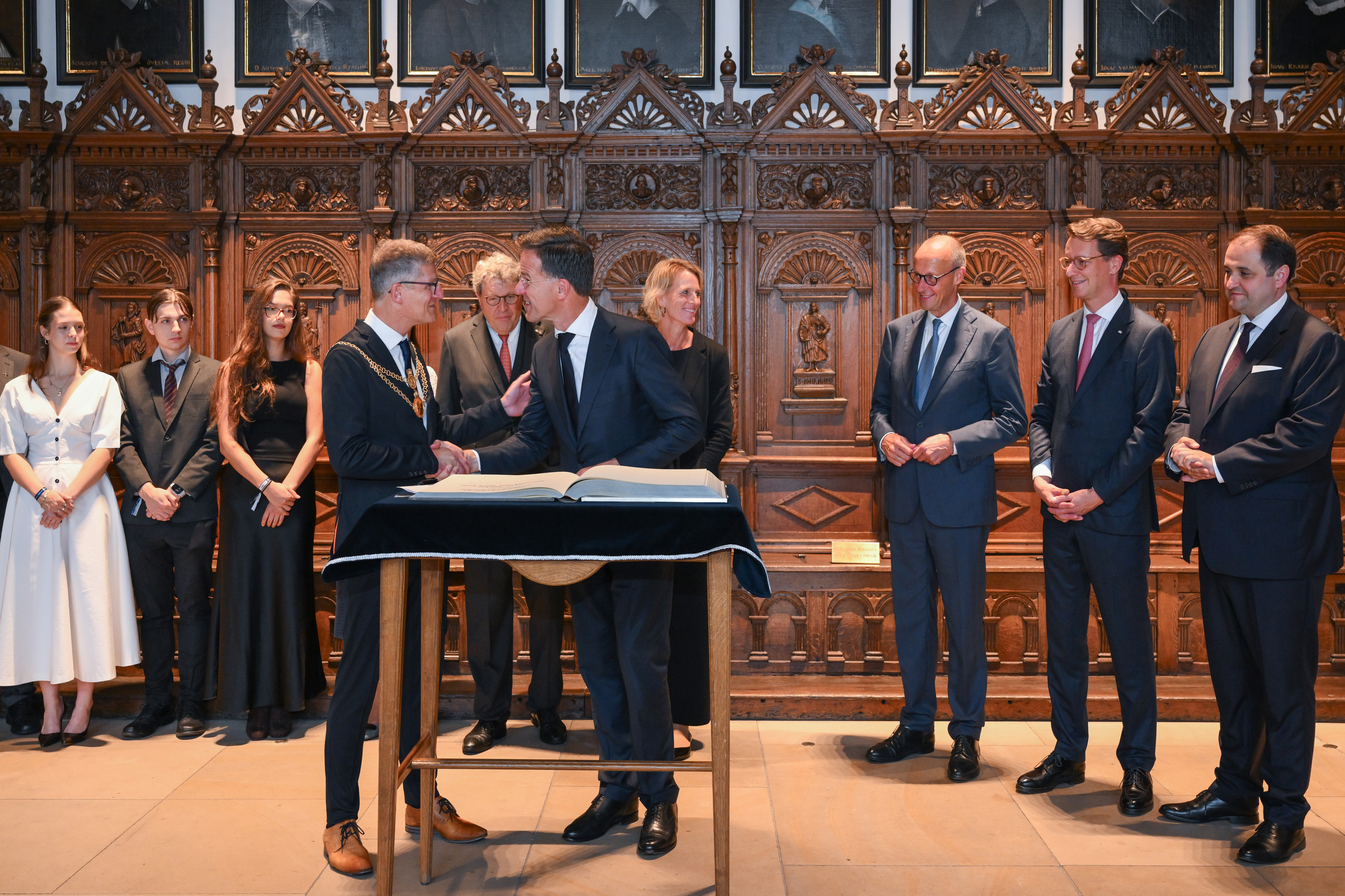 Gruppenfoto im Friedenssaal