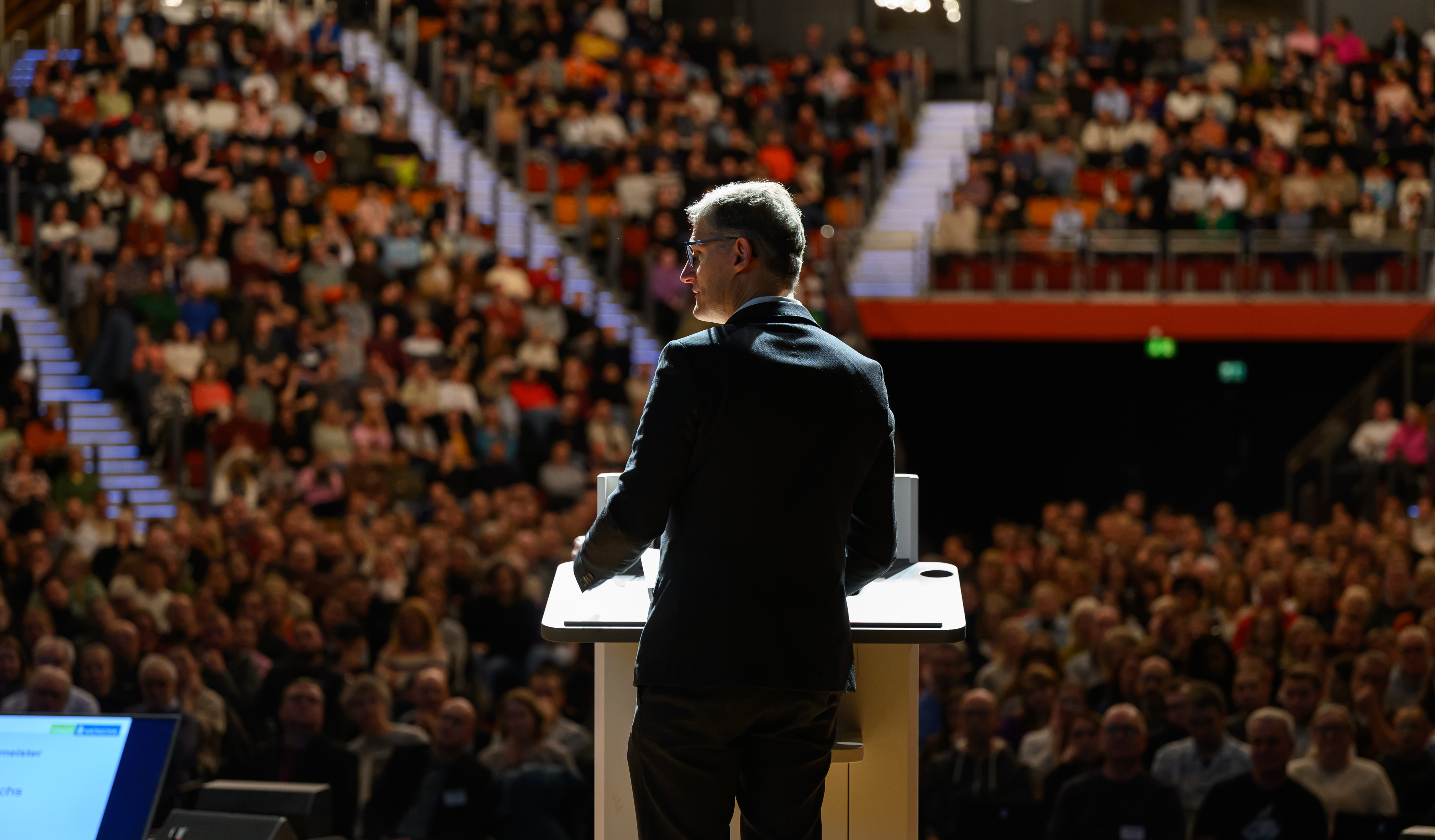 Oberbürgermeister Tilman Fuchs vor dem Publikum der Personalversammlung in der Halle Münsterland