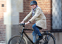 Markus Lewe auf dem Fahrrad unterwegs Markus Lewe mit Fahrradhelm auf einem schwarzen Rad